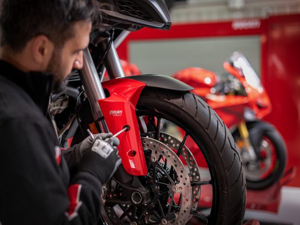 Mechaniker schraubt an einem Rad